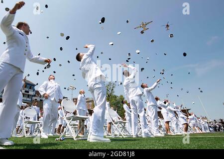 Präsident Joseph R. Biden Jr. hielt die Hauptrede an der Coast Guard Academy während der 140. Übungen zum Beginn des Inkrafttretens am 19. Mai 2021. Die Coast Guard Academy schloss 240 neue Offiziere zusammen mit sieben internationalen Studenten ab. (USA Foto der Küstenwache vom Kleinoffizier der 3. Klasse, Matthew Thieme) Stockfoto