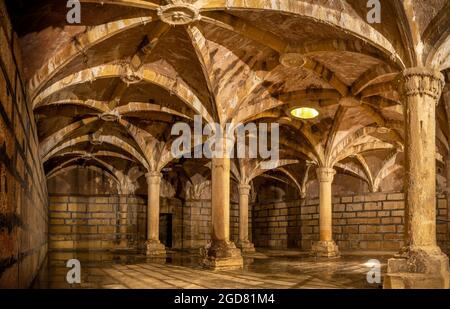 Tomar, Portugal - 3. Juni 2021: Blick auf das Innere der Zisterne aus dem 16. Jahrhundert des Klosters der Krähen im Convento de Cristo in Tomar. Stockfoto