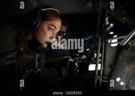 Personal Sgt. Morgan Hall, ein Boombetreiber mit dem 121st Air Betanking Wing Wing der Ohio Air National Guard, blickt während eines Tankfluges vor der Küste des Vereinigten Königreichs am 26. Mai 2021 aus dem Boompod eines KC-135. Miller gehört zu einer Gruppe von Mitgliedern der Air National Guard, die von Schottland aus im Rahmen des At-Sea Demo Formidable Shield Luftbetankungsunterstützung leisten. Formidable Shield ist eine einzigartige multinationale Übung, die in der Region des Nordatlantiks um das Vereinigte Königreich stattfindet. Foto der US Air National Guard von Senior Master Sgt. Vincent De Groot Stockfoto