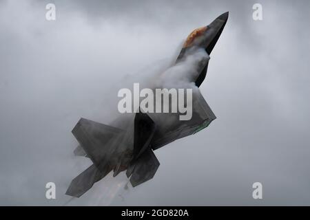 Josh Gunderson, Generalmajor der US-Luftwaffe, Kommandant des F-22 Raptor Demo Teams, führt während einer Flugshow-Demonstration während der Westmoreland County Airshow in Latrobe, Pennsylvania, am 29. Mai 2021 einen Pull-Push-Start durch. Die Wolke, die sich über dem Flugzeug bildet, ist auf eine Veränderung des Luftdrucks über dem Flügel zurückzuführen, wodurch die Feuchtigkeit zu einer sichtbaren Dampfwolke kondensiert. (USA Foto der Luftwaffe von Staff Sgt. Don Hudson) Stockfoto