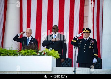 (Von links nach rechts): Präsident Joseph Biden, Verteidigungsminister Lloyd Austin III und 20. Vorsitzender der Joint Chiefs of Staff U.S. Army General Mark Milley ehren während des Spiels der Nationalhymne im Memorial Amphitheater auf dem Arlington National Cemetery, Arlington, Virginia, am 31. Mai 2021. Dies war Teil der National Memorial Day Einhaltung. (USA Armeefoto von Elizabeth Fraser / Arlington National Cemetery / veröffentlicht) Stockfoto