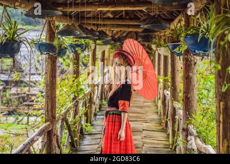 Eine Touristin, die in der traditionellen Kleidung der Bewohner der vietnamesischen Berge, der Hmong, gekleidet ist. Frau in Sapa im Nebel, Nordwesten Stockfoto