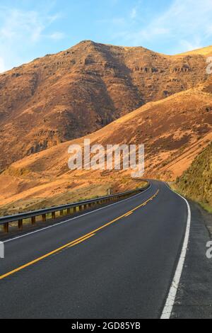 Die Washington State Route 821 schlängelt sich durch den Yakima Canyon, folgt dem Fluss und der Eisenbahn von Ellensburg nach Yakima Stockfoto