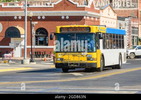 Prosser, WA, USA - 09. August 2021; EIN Ben Franklin Transit-Service auf der Route 170 in Prosser, Benton County, Washington Stockfoto