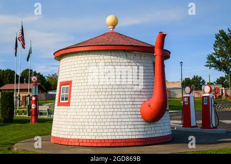 Zillah, WA, USA - 09. August 2021 - die rot-weiße Teapot Dome Service Station in Zillah im Yakima Valley im Bundesstaat Central Washington Stockfoto