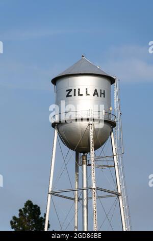 Zillah, WA, USA - 09. August 2021 - Wasserturm in der Stadt Zillah im Zentrum von Washington mit dem Namen der Stadt auf dem Speichertank in großen Buchstaben Stockfoto