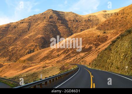 Die Washington State Route 821 ist eine gemütliche Alternative zur Interstate 82, da sie sich durch den Yakima Canyon schlängelt und dem Fluss und der Eisenbahn folgt Stockfoto