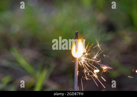 Am vierten Juli Sparkler mit Boden zurück Boden . Hochwertige Fotos Stockfoto