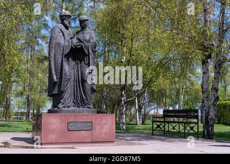 Russland, Irkutsk - 27. Mai 2021: Denkmal der Heiligen Peter und Fevronia von Murom im Frühjahr Stockfoto