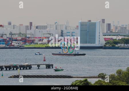 Die Olympischen Ringe, die auf einem Lastkahn vor dem Odaiba Beach vertäut waren, werden nach dem Ende der Spiele am 11. August 2021 in Tokio, Japan, entfernt. Quelle: Stanislav Kogiku/AFLO/Alamy Live News Stockfoto