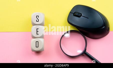 Search Engine Optimization Ranking Konzept, Abkürzung SEO auf den hölzernen Würfel als eine Idee der Förderung von Traffic auf Website. Selektiver Fokus auf Holzdi Stockfoto