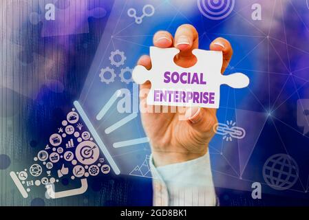 Textunterschrift mit Darstellung von Social Enterprise. Unternehmensübersicht kommerzielle Organisation, die bestimmte soziale Ziele hat Hand Holding Jigsaw Puzzle Stockfoto