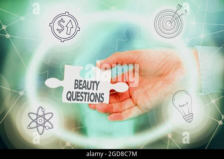 Textunterschrift mit Schönheitsfragen. Geschäftsidee ein Satz oder eine Phrase, die verwendet wird, um Informationen zu finden Hand Holding Jigsaw Puzzle Piece Unlocking Stockfoto