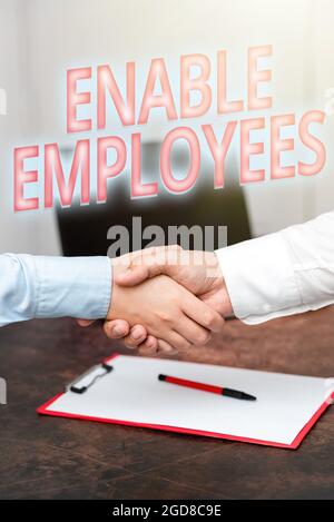 Schild mit der Anzeige „Mitarbeiter aktivieren“. Business-Schaufenster, in dem Mitarbeiter die Informationen erhalten, die sie benötigen, um den Erfolg von Two Professional Well-Dressed Corporate zu erreichen Stockfoto