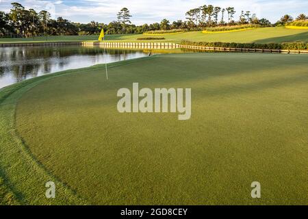 Berühmtes 17. Inselgrün des Stadionkurses am TPC Sawgrass, der Heimat der Players Golf Championship, in Ponte Vedra Beach, Florida. (USA) Stockfoto