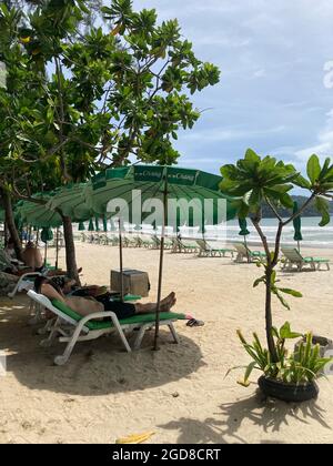 Patong, Thailand. August 2021. Der berühmte Patong Beach auf der Insel Phuket. Trotz des Corona-Modellprojekts „Sandbox“ zur Belebung des Tourismus bleiben die Liegen meist leer. Seit dem Start des Modellprojekts am 1. Juli hat sich Phuket zu einem der wenigen Fernreiseziele der Welt entwickelt, an dem Menschen aus fast 70 Ländern unter der Voraussetzung, dass sie vollständig geimpft sind, Quarantäne-frei Urlaub machen können. Quelle: Carola Frentzen/dpa/Alamy Live News Stockfoto