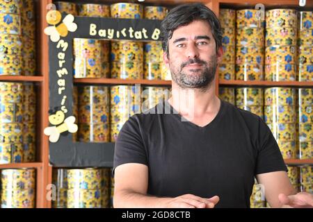 Marmaris, Türkei. August 2021. Volkan Yildiz steht in seinem Laden. Seine Familie hat seit Generationen Bienen. Die Imker kämpfen hart mit den Folgen der Waldbrände, denn viele der verbrannten Bäume sind für die Produktion von Kiefernhonig unverzichtbar. (To dpa: 'Türkische Imker in der Westtürkei verzweifelt nach Waldbränden') Quelle: Anne Pollmann/dpa/Alamy Live News Stockfoto