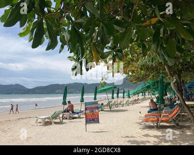 Patong, Thailand. August 2021. Der berühmte Patong Beach auf der Insel Phuket. Trotz des Corona-Modellprojekts „Sandbox“ zur Belebung des Tourismus bleiben die Liegen meist leer. Seit dem Start des Modellprojekts am 1. Juli hat sich Phuket zu einem der wenigen Fernreiseziele der Welt entwickelt, an dem Menschen aus fast 70 Ländern unter der Voraussetzung, dass sie vollständig geimpft sind, Quarantäne-frei Urlaub machen können. (An dpa-Korr: „Keine Party auf Phuket: Eine Trauminsel als Pilotprojekt“) Quelle: Carola Frentzen/dpa/Alamy Live News Stockfoto