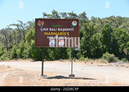 Marmaris, Türkei. August 2021. Melden Sie sich in der Region Marmaris mit der Aufschrift "Willkommen in der Hauptstadt der Pinienhonig der Welt" an. Die Imker kämpfen hart mit den Folgen der Waldbrände, denn viele der verbrannten Bäume sind für die Produktion von Kiefernhonig unverzichtbar. (To dpa: 'Türkische Imker in der Westtürkei verzweifelt nach Waldbränden') Quelle: Anne Pollmann/dpa/Alamy Live News Stockfoto