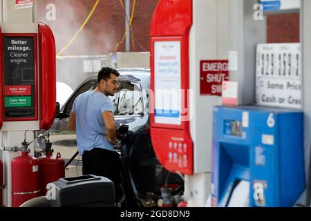 New York, USA. August 2021. Ein Mann befeuert sein Auto an einer Tankstelle in New York, USA, 11. August 2021. Im Hinblick auf die Wirtschaftslage stieg der Verbraucherpreisindex der USA, ein Maß für die Inflation, im Juli um 0.5 Prozent, was einem Anstieg um 5.4 Prozent gegenüber dem Vorjahr entspricht, berichtete das Arbeitsministerium am Mittwoch, in etwa im Einklang mit den Marktschätzungen. Was Energie und Lebensmittel nicht berücksichtigt, stieg im vergangenen Monat um 0.3 Prozent, was einem Anstieg um 4.3 Prozent gegenüber dem Vorjahr entspricht, zeigte der Bericht. Quelle: Wang Ying/Xinhua/Alamy Live News Stockfoto
