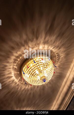 Wunderbarer runder, strahlender Glanz mit Glasperlen an der Decke Stockfoto