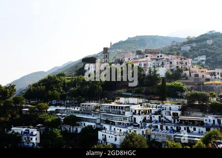 Hotel Oriente und die Stadt Vico Equense in Kampanien, Italien. Stockfoto