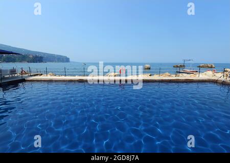 Der wunderschöne Pool an der Küste im Hotel Capo La Gala in Kampanien, Italien. Stockfoto