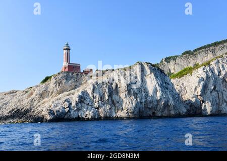 Leuchtturm an der Punta Carena, Insel Capri, Provinz Neapel, Kampanien, Italien. Stockfoto