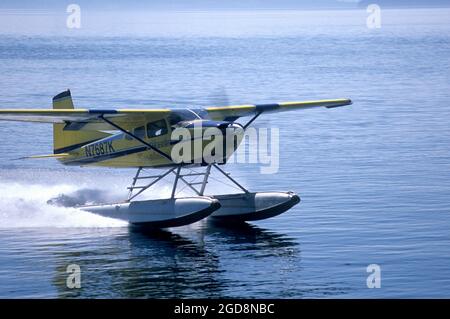 Cessna 180-Wasserflugzeug, das im Frederick Sound im Südosten Alaskas landet Stockfoto