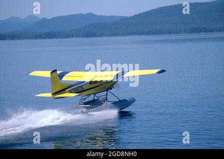 Cessna 180-Wasserflugzeug, das im Frederick Sound im Südosten Alaskas abfliegt Stockfoto