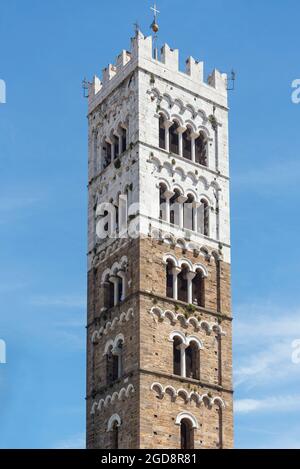 Glockenturm der romanischen Kathedrale von St. Martin - San Martino - aus dem Mittelalter in Lucca, Toskana, Italien Stockfoto