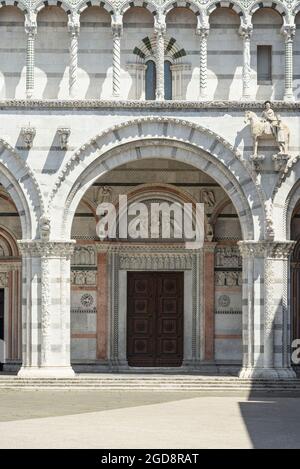 Hauptportal in der reich verzierten romanischen façade der mittelalterlichen Kathedrale San Martino in Lucca, Toskana, Italien Stockfoto