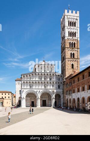 Säulen, Gesimse, Bänder und Bögen auf dem Turm und der westlichen façade der romanischen Kathedrale von Saint Martin - San Martino in Lucca, Toskana, Italien Stockfoto