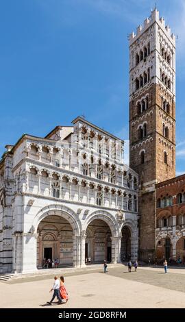 Säulen, Gesimse, Bänder und Bögen auf dem Turm und der westlichen façade der romanischen Kathedrale von Saint Martin - San Martino in Lucca, Toskana, Italien Stockfoto