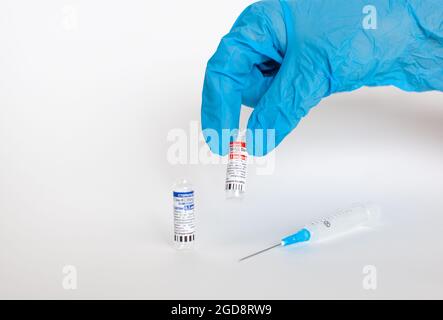 Kemerowo, Russland, Juli 2021. Der Coronavirus-Impfstoff liegt in den Händen eines Arztes, einer Spritze. Coronavirus Covid 19 Impfstoff Sputnik V, Ortsname GamCov Stockfoto