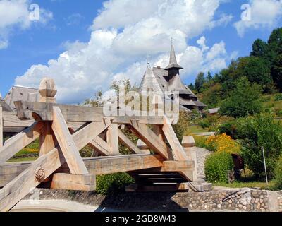 Hölzerne Brücke am orthodoxen Kloster Barzan Stockfoto
