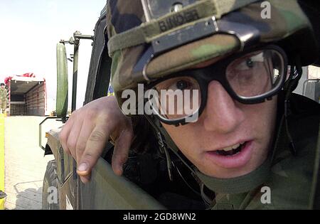 US Army (USA) Private First Class (PFC) William Binder, ein Infanterie-Mortarman, mit der 173. Airborne Brigade (ab), Vicenza Army Base, Italien, folgt den Anweisungen seines Spotters, während er sein High Mobility Multi-Wheeled Vehicle (HMMWV) zur Unterstützung der Operation IRAQI FREEDOM an einen sicheren Ort bewegt. (USAF-FOTO VON A1C ISAAC G.L. FREEMAN 030321-F-1443F-008) Stockfoto