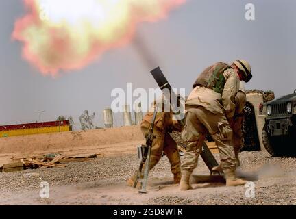 Seth Gerkin, Spezialist DER US-Armee (SPC), Brian Cruz, rechts- und privater First Class (PFC), von der 303. Rüstung der 81. Brigade, Logistics Support Area (LSA) Anaconda, Irak, feuert einen 120-mm-Mörser M120 zur Unterstützung der Operation IRAQI FREEDOM. (USAF-FOTO VON SSGT AARON D. ALLMON II 040521-F-7823A-001) Stockfoto