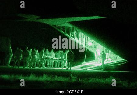 US Air Force (USAF) Luftwaffe vom 506. Expeditionary Medical Squadron (EMDS) und US Army (USA) Soldat von der 173. Airborne Brigade, laden Streu-Patienten auf ein C-130 Hercules Flugzeug, ausgerüstet für die medizinische Evakuierung, auf der Kirkuk Air Base (ab) im Nordirak, während der Operation IRAQI FREEDOM. Zwanzig verletzte Luftwaffe und Soldaten wurden von der Basis aus mit dem Flugzeug abgehoben, was diese bis heute die größte medizinische Evakuierungsmission darstellt. (USAF-FOTO VON SSGT JAMES A. WILLIAMS 030822-F-7709W-008) Stockfoto