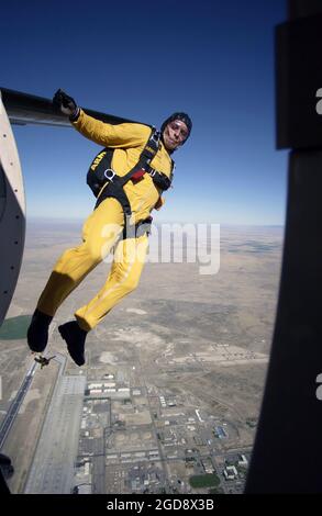 Ein Fallschirmspringer der US Army (USA) von Golden Knight springt vom Fokker C-31 Troopship des Teams in den Himmel über der Mountain Home Air Force Base (AFB), Idaho, für Gunfighter Skies, eine dreitägige Flugshow, die 100 Jahre Luftfahrt und 60 Jahre Luftkraft in Idaho feiert. (USAF-FOTO VON SSGT BENNIE J. DAVIS III 030914-F-5040D-004) Stockfoto