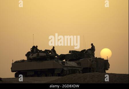 Eine US-Armee (USA) Soldaten, die Charlie Truppe, 1-4 Cavalry, 1. Infanterie-Division zugewiesen sind, machen während der Operation IRAQI FREEDOM eine Pause von einer Kampfsicherheitspatrouille auf ihren Bradley Cavalry Fighting Vehicles (CFV) M3A2, außerhalb von Samarra, in der Nähe von Ad DWR, Irak. (USAF-FOTO VON SSGT SHANE A. CUOMO 041117-F-2034C-019) Stockfoto