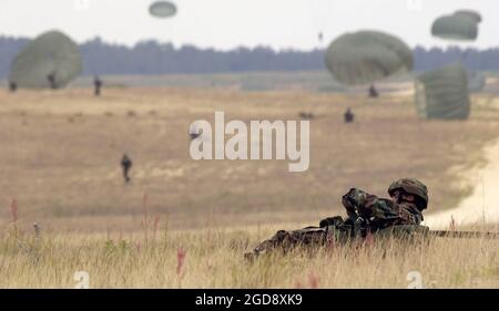 FALLSCHIRMJÄGER DER US Army (USA) landen während der Joint zwangsle Entry Exercise (JFEX) auf der Normandy Range in Fort Bragg, North Carolina (NC). (USAF-FOTO VON SSGT RICKY A. BLOOM 050510-F-2902B-104) Stockfoto