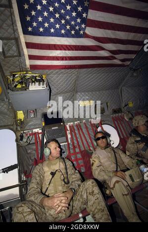 Der stellvertretende Vorsitzende des Generalstabschefs (VCJCS) des US Marine Corps (USMC) General (GEN) Peter Pace und der Generalmajor der US Army (USA) Jason Kamiya, die Commander Joint Task Force 76 (CJTF-76), fliegen an Bord eines CH-47 Chinook Hubschraubers zur Forward Operation Base (FOB) Langman, Afghanistan (AFG), Zur Unterstützung des Betriebs DAUERHAFTE FREIHEIT. (USAF-FOTO VON SSGT D. MYLES CULLEN 050713-F-0193C-006) Stockfoto