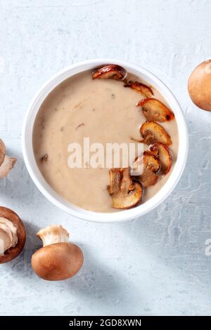Pilzsuppe, von oben geschossen. Köstliche rustikale Suppe mit Champignons und Cremini Stockfoto