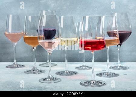 Verschiedene Weinfarben. Rot-, Rose- und Weißwein in eleganten Gläsern bei einer Verkostung in einem Weingut Stockfoto