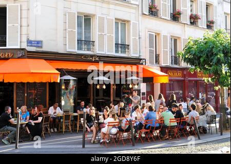 FRANKREICH, PARIS (75) 18. ARRONDISSEMENT, MONTMARTRE UND ABBESSES, CAFÉ-BAR LE CHINON Stockfoto