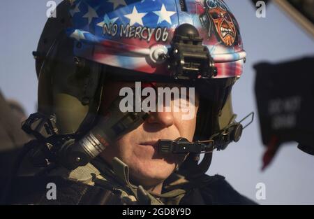 US Army (USA) Oberstleutnant (LTC) Doug Gabram, Bataillonskommandant, 1. Bataillon (BN), 101. Aviation Regiment (AVN), Fort Campbell, Kentucky (KY), führt während der Operation IRAQI FREEDOM einen Preflight Check auf einem US AH-64D Longbow Apache-Hubschrauber durch, bevor eine andere Mission von Forward Operation Base (FOB) Speicher, Irak, durchgeführt wird. (USAF-FOTO VON TSGT ANDY DUNAWAY 051022-F-2828D-152) Stockfoto