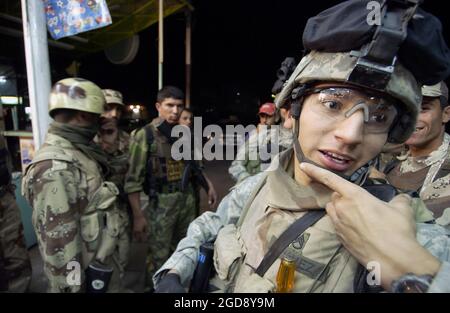 STABSFELDWEBEL DER US-Armee (SSG) Pedro Chavez, 2. Bataillon (BN), 1. Infanterie-Regiment (INF REGT), 172. Stryker Brigade Combat Team (SBCT), Fort Wainwright, Alaska (AK), Funkgeräte zu anderen Einheiten in der Region während der Patrouille in Mosul, Irak, während der Operation IRAQI FREEDOM. (USAF-FOTO VON SSGT JAMES L. HARPER JR. 051102-F-4177H-223) Stockfoto