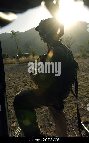 US Army (USA) Sergeant (SGT) Dwight Elefante, Crew Chief, scannt den Horizont von Muzaffarabad, Pakistan, von der Außenseite eines US CH-47 Chinook Hubschraubers. Das pakistanische Verteidigungsministerium (Department of Defense, DoD) ist Teil einer multinationalen Initiative zur humanitären Hilfe und Unterstützung Pakistans (PAK) und Teilen Indiens (IND) und Afghanistans (AFG) nach einem verheerenden Erdbeben. (USAF-FOTO VON SSGT QUINTON RUSS 051117-F-9927R-002) Stockfoto