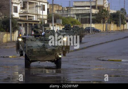 US Army (USA) M1126 Stryker Infanterie Trägerfahrzeuge, die dem 2. Bataillon, dem 1. Infanterie-Regiment, der 172. Infanterie-Brigade, zugewiesen wurden, auf Patrouille durch die Straßen von Mosul, Irak, während der Operation IRAQI FREEDOM. (USAF-FOTO VON TSGT JOHN M. FOSTER 060214-F-2869F-092) Stockfoto